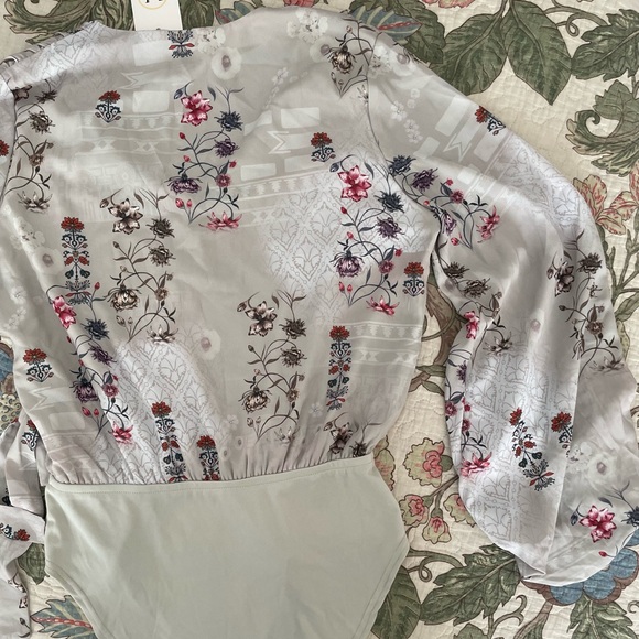 Cute Floral Bodysuit Blouse Long Wide Sleeve (NWT) - Picture 13 of 13